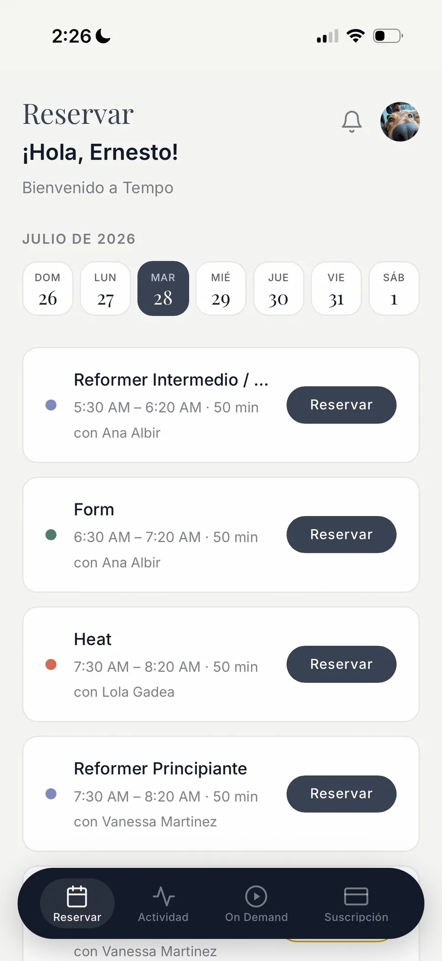 App de alumnos de Jogo mostrando el horario del día con clases de Reformer, Form y Heat, cada una con su coach y un botón de reservar.